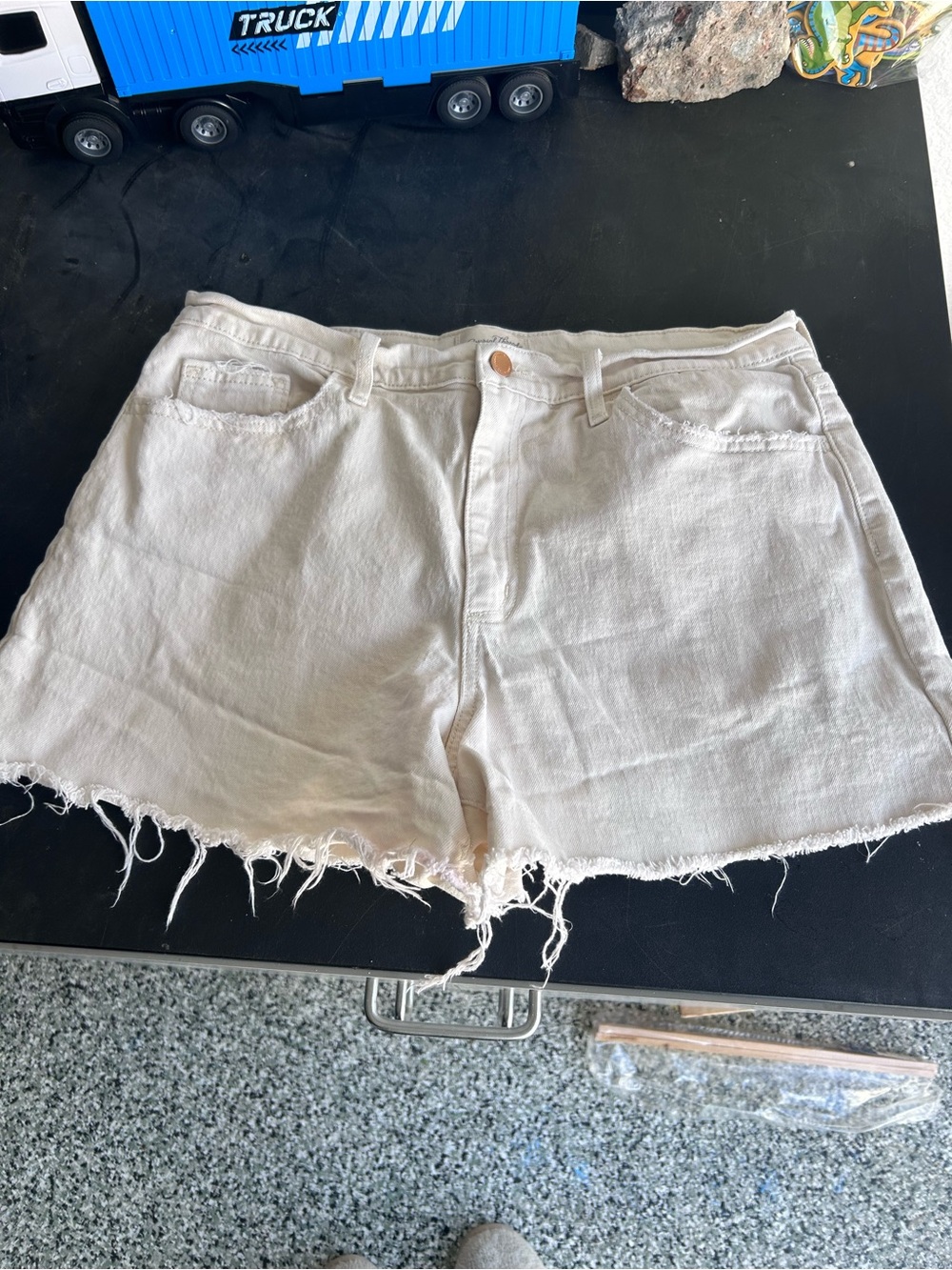 Universal Thread Cream Frayed-Hem Denim Shorts